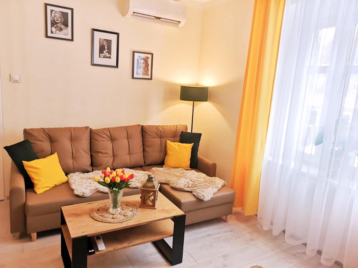 Apartament Celebrity Apartment Lesna Ngoại thất bức ảnh