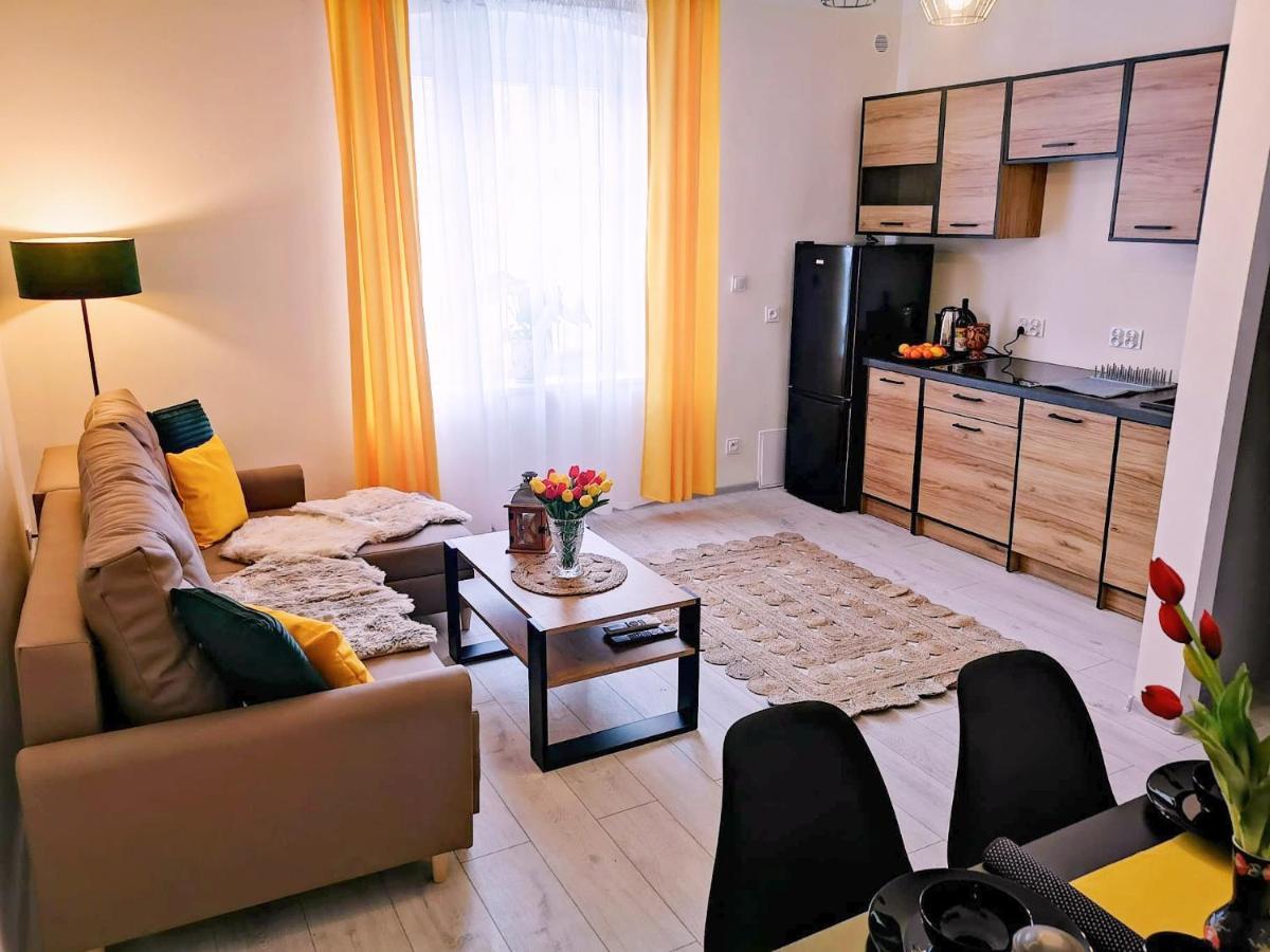 Apartament Celebrity Apartment Lesna Ngoại thất bức ảnh
